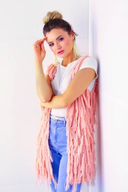 Çalışma odasında duran güzel bir kadın. Güzel kadın.