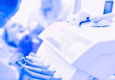 Diş hekimliği bürosunda farklı diş aletleri ve aletleri.