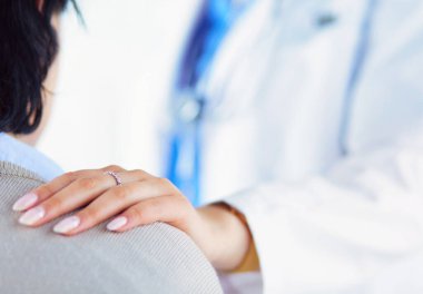 Kadın doktor bir hastaya danışmanlık yapıyor ve tıbbi bilgi ve teşhisi açıklıyor..
