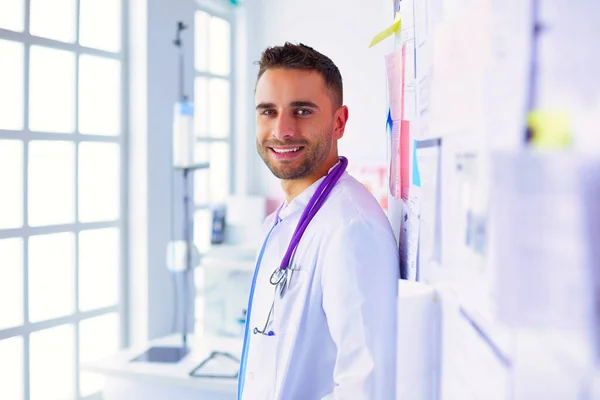 Junge Und Selbstbewusste Männliche Ärztin Steht Arztpraxis — Stockfoto