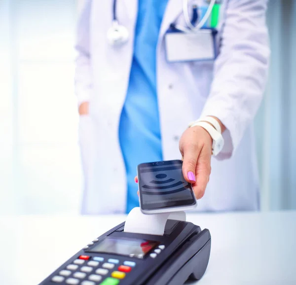 Médico Está Segurar Terminal Pagamentos Nas Mãos Pagar Por Cuidados — Fotografia de Stock