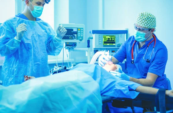 Chirurg Pracujący Sali Operacyjnej — Zdjęcie stockowe