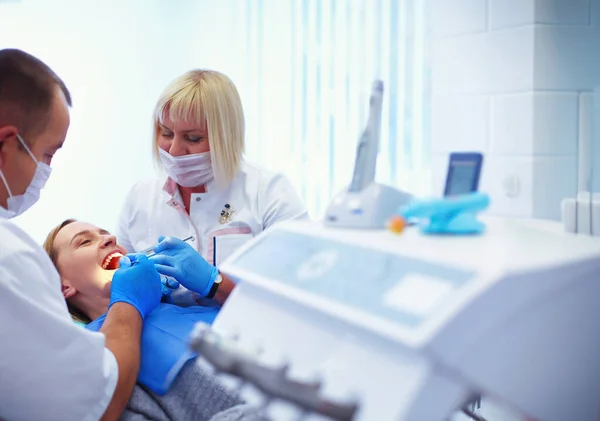 Médico Paciente Clínica Odontológica — Fotografia de Stock