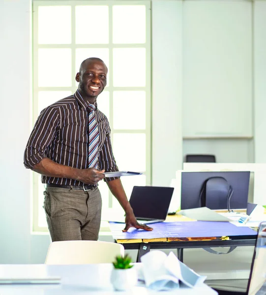 Ofiste Bilgisayar Planlarla Çalışan Afrikalı Amerikalı Bir Mimar — Stok fotoğraf