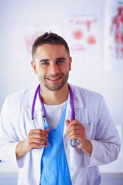 Junge Und Selbstbewusste Männliche Ärztin Steht Arztpraxis — Stockfoto