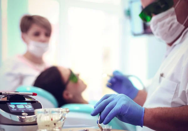 Hombre Dentista Trabajando Sus Pacientes Dientes — Foto de Stock