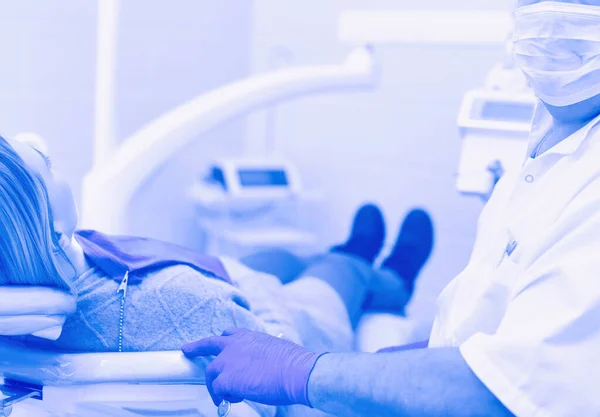 Starszy Dentysta Gabinecie Stomatologicznym Rozmawia Pacjentką Przygotowuje Się Leczenia — Zdjęcie stockowe