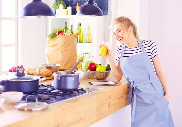 Çekici Kadın Mutfakta Dikilirken Elinde Bir Bardak Portakal Suyu Tutuyor — Stok fotoğraf