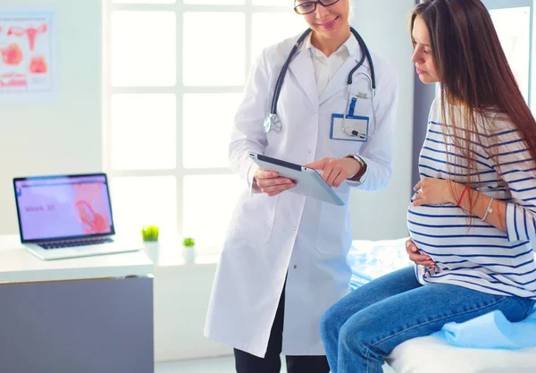 Schöne Lächelnde Schwangere Mit Dem Arzt Krankenhaus — Stockfoto