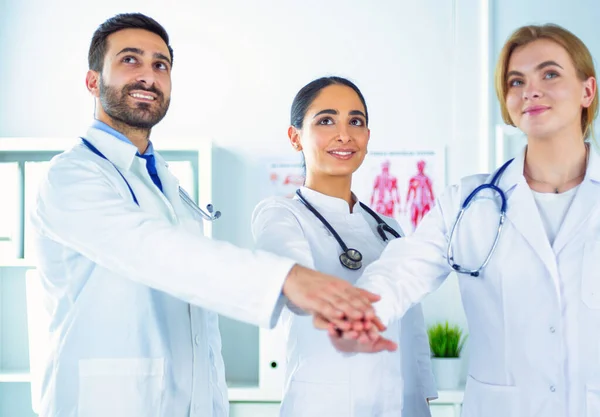 Lékaři Sestry Koordinují Ruce Koncepce Týmová Práce Nemocnici Pro Úspěšnou — Stock fotografie