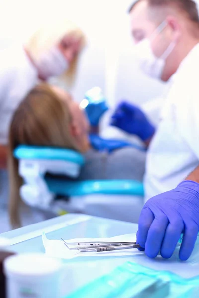 牙科诊所手持牙科工具的详情 牙科医生概念 — 图库照片