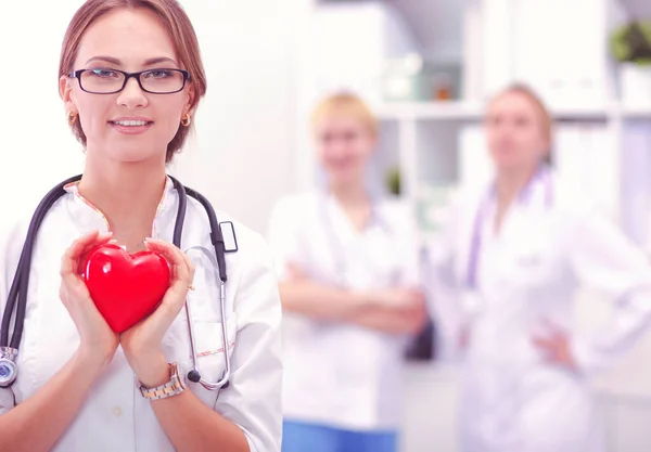 Médica Com Estetoscópio Segurar Coração Nos Braços Conceito Saúde Cardiologia — Fotografia de Stock
