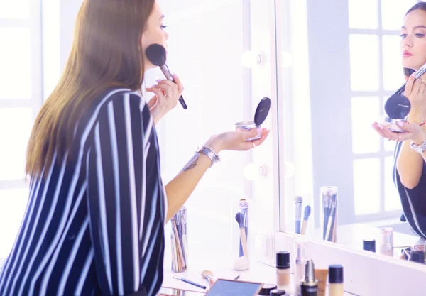 Schönes Mädchen Das Den Spiegel Schaut Und Kosmetik Mit Einem — Stockfoto