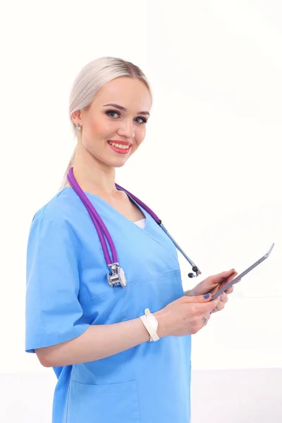 女医生使用数字平板电脑 站在白色背景上 女医生 — 图库照片