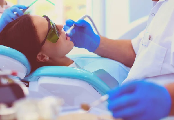 Dentysta Jego Asystent Przeprowadzający Dokładne Badanie — Zdjęcie stockowe