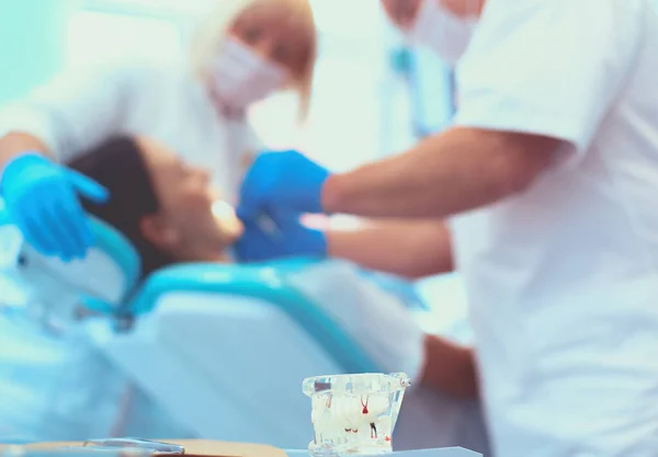 Οδοντίατρος Υπομονετική Γυναίκα Στην Κλινική Royalty Free Εικόνες Αρχείου