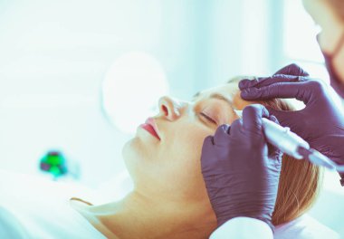 Mikroplu kaşlar güzellik salonunda akıyor.