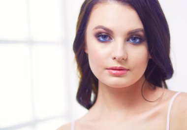 Evdeki yatakta uzanmış güzel esmer