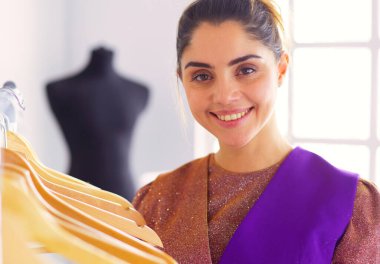 Askıları olan güzel bir stilist..