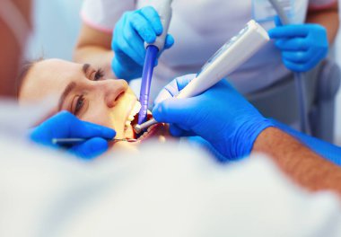 Doktor ve hasta diş kliniğinde..