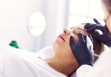 Mikroplu kaşlar güzellik salonunda akıyor.