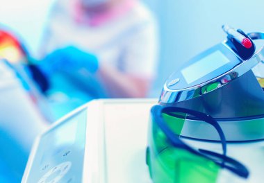 Modern diş muayenehanesindeki dişçi aletleri setinin görüntüsünü kapat.