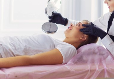 Mikroplu kaşlar güzellik salonunda akıyor.