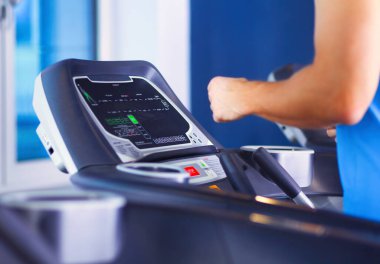 Bir grup insan üzerinde eğitmenler egzersiz jimnastik salonu. insanlar vasıl jimnastik salonu