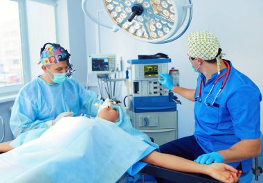 Ameliyathanede çalışan bir cerrah..