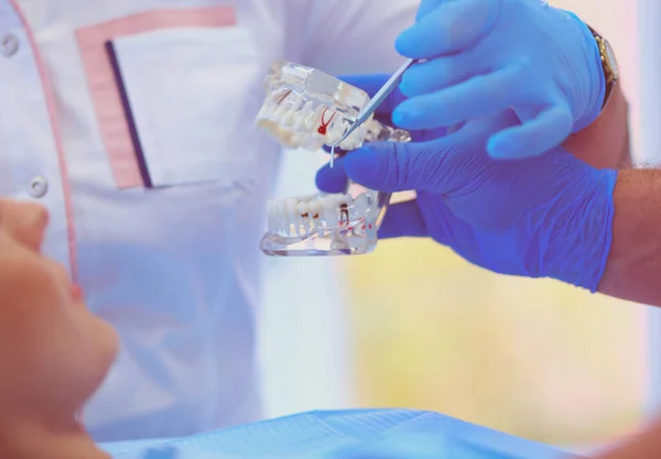 Seniorzahnarzt Zahnarztpraxis Spricht Mit Patientin Und Bereitet Sich Auf Behandlung — Stockfoto
