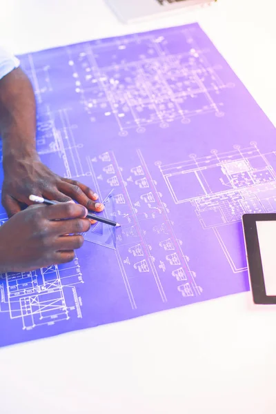 Afrikaans Amerikaanse Architect Werkt Met Computer Blauwdrukken Kantoor — Stockfoto