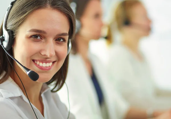 Mujer Negocios Sonriente Operador Línea Ayuda Con Auriculares Computadora Oficina —  Fotos de Stock