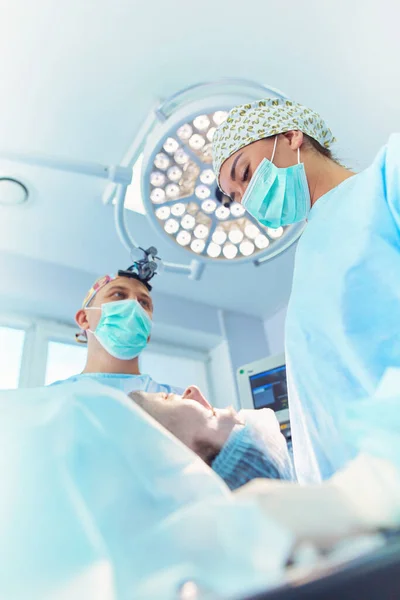Chirurg Pracujący Sali Operacyjnej — Zdjęcie stockowe