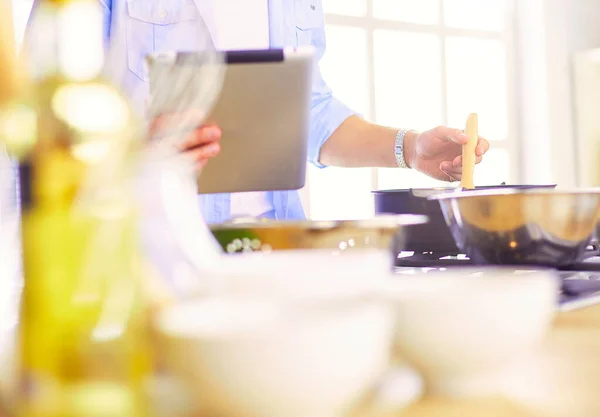 Dijital Tablet Yemek Pişirme Tarifine Uyan Bir Adam Evdeki Mutfakta — Stok fotoğraf