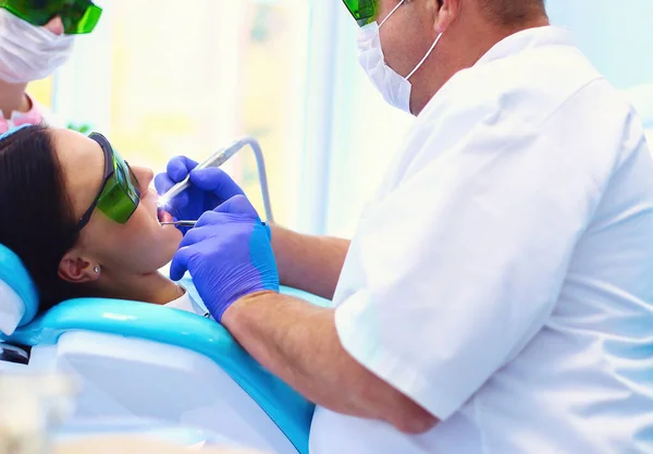 Portrait Dentist Who Treats Teeth Young Woman Patient — Stock Photo, Image