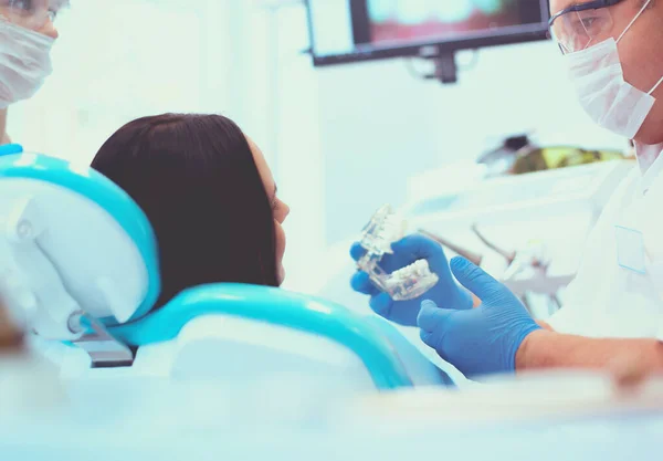 Mężczyźni Dentyści Badający Pracujący Nad Młodą Pacjentką — Zdjęcie stockowe