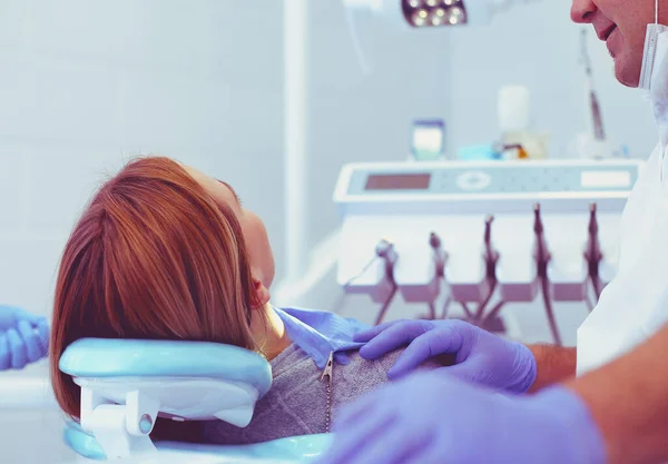 Diş Kliniğinde Diş Aletleri Tutmanın Ayrıntıları Dişçi Konsepti — Stok fotoğraf