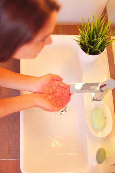 Jonge Vrouw Wassen Haar Gezicht Met Schoon Water Badkamer — Stockfoto