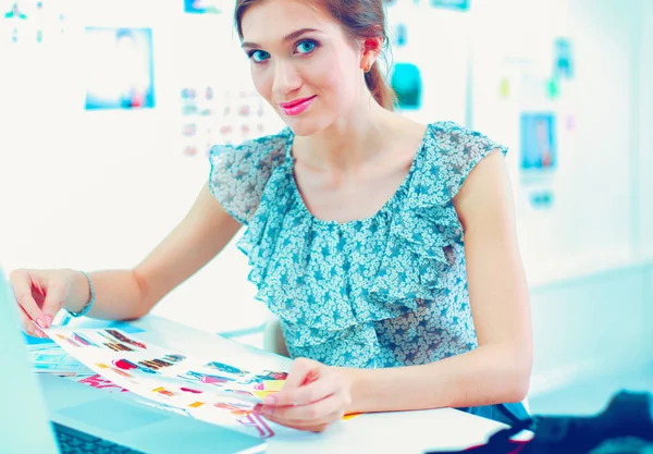 Ung Affärskvinna Med Laptop Kontoret Tabell — Stockfoto