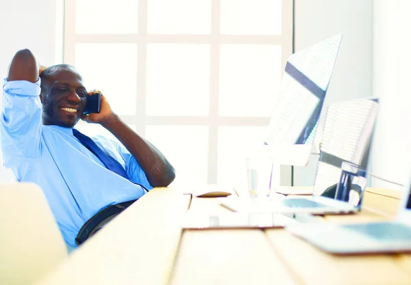 Afrikansk Amerikansk Affärsman Headset Arbetar Sin Bärbara Dator — Stockfoto