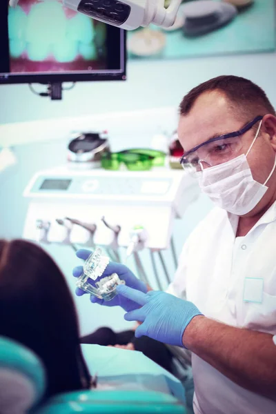 Retrato Dentista Que Trata Dentes Paciente Jovem — Fotografia de Stock