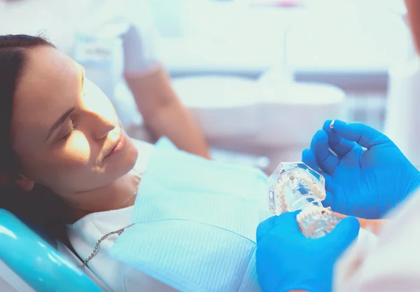 Портрет Стоматолога Який Лікує Зуби Пацієнта Молодої Жінки — стокове фото