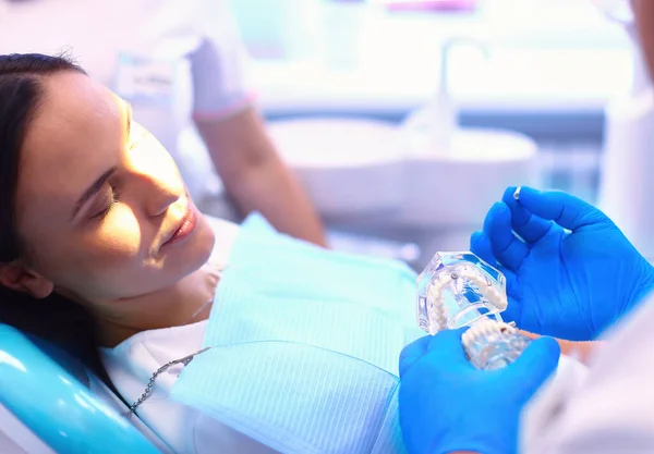Портрет Стоматолога Який Лікує Зуби Пацієнта Молодої Жінки — стокове фото