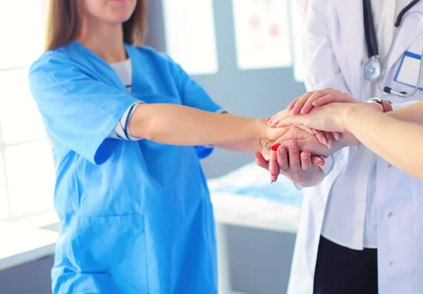 Γιατροί Και Νοσοκόμες Ιατρική Ομάδα Στοιβάζουν Χέρια — Φωτογραφία Αρχείου