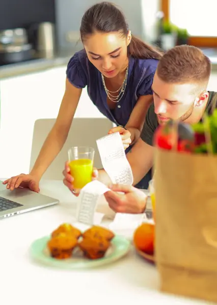 Çift Evde Mutfak Içinde Laptop Ile Onların Fatura Ödeme — Stok fotoğraf