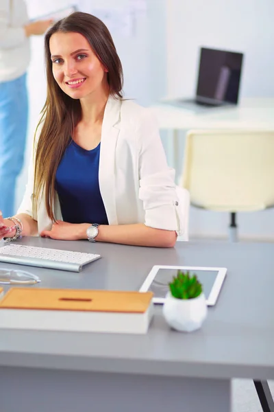 Attraktiva Kvinna Som Arbetar Laptop Kontoret Affärsmän — Stockfoto