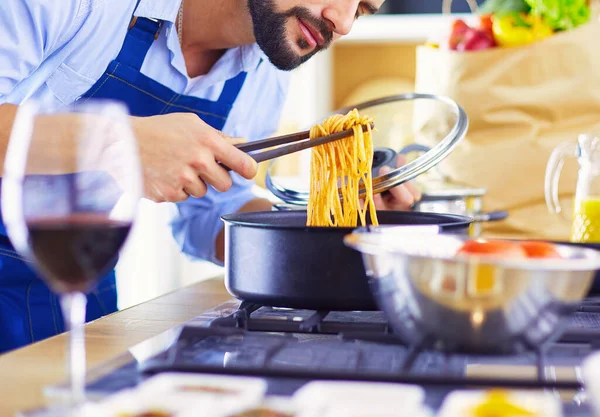 Adam ev mutfağında lezzetli ve sağlıklı yemekler hazırlıyor..