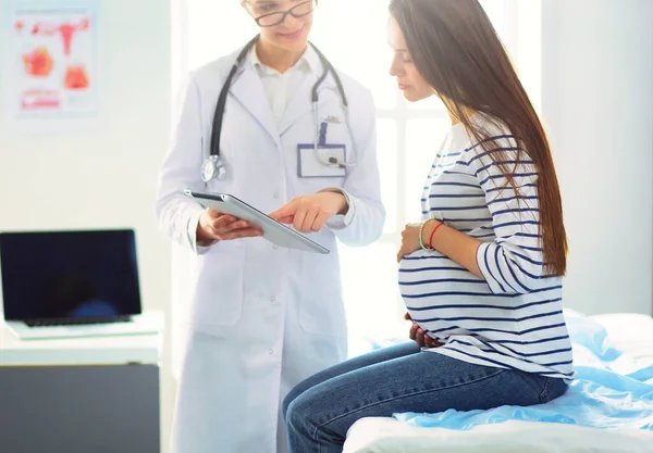 Schöne Lächelnde Schwangere Mit Dem Arzt Krankenhaus — Stockfoto