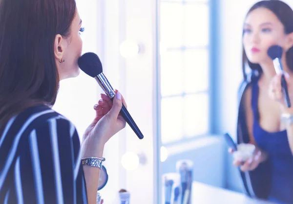 Gadis Cantik Melihat Cermin Dan Menerapkan Kosmetik Dengan Sikat Besar — Stok Foto