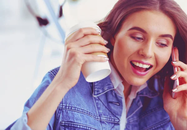 Junge Frau Café Trinkt Kaffee Und Telefoniert — Stockfoto